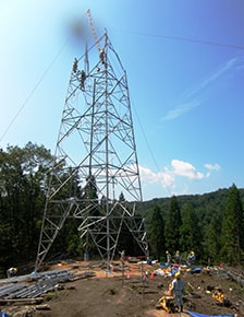 鉄塔組立作業状況（山地・台棒）